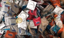 Phát hiện 300.000 bao cao su, gel bôi trơn hiệu Durex, OK,... nghi bị làm giả ở Sài Gòn