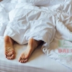 Đây là lý do bạn nên thò chân ra khỏi chăn khi ngủ