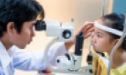 Nhận biết sớm trẻ mắc tật khúc xạ