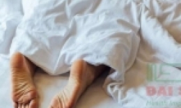 Đây là lý do bạn nên thò chân ra khỏi chăn khi ngủ